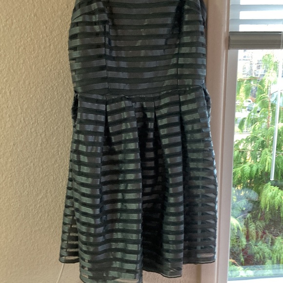 Green formal dress - Picture 4 of 5